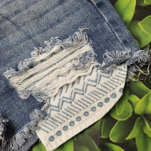 Harper style 77809 Distressed Embroidered Boho Denim Shorts size 27 - Picture 4 of 8